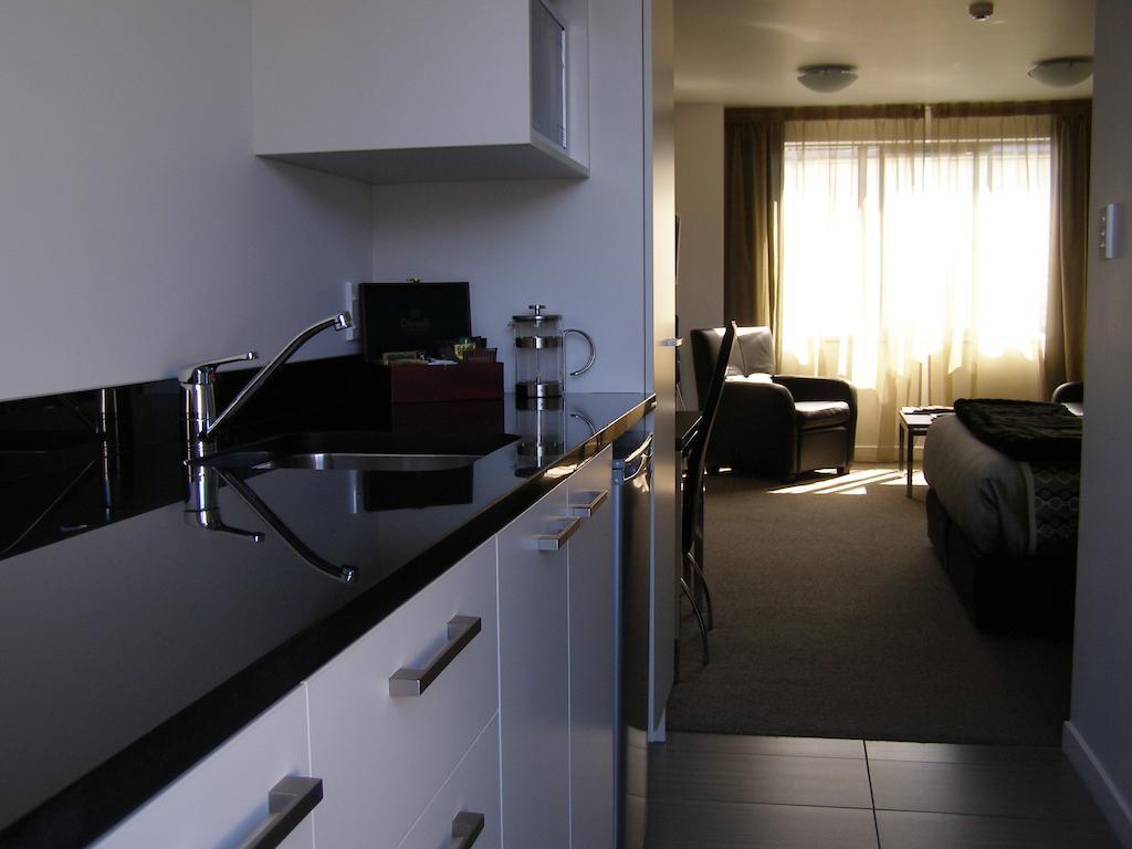 Bellano Motel Suites Christchurch Exterior foto A studio apartment in Paris, France