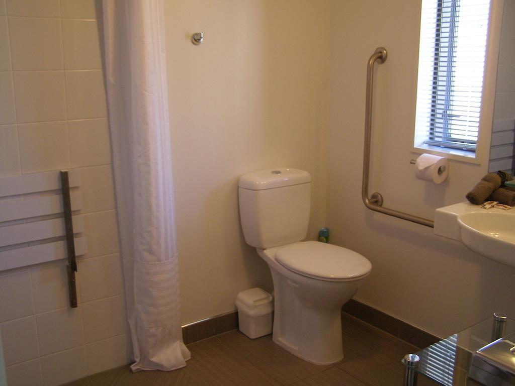 Bellano Motel Suites Christchurch Quarto foto A bathroom in a hotel