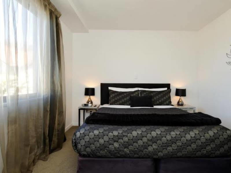 Bellano Motel Suites Christchurch Exterior foto A bedroom at the hotel